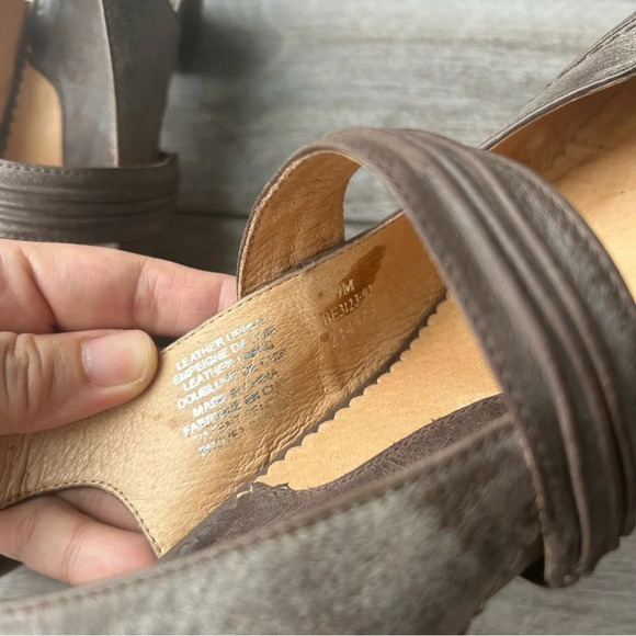 Comfortable by Blondo Retro Leather Mary Jane  Slingback Pumps - Picture 8 of 16